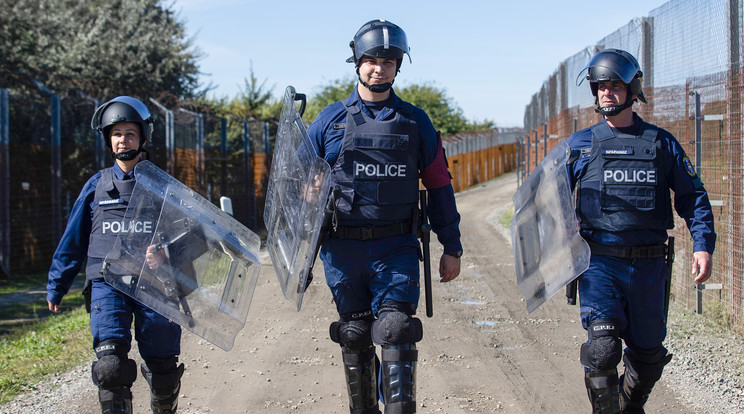 A szolgálatot teljesítő határvadászokat kezdetben a tapasztaltabb rendőrök segítik a terepen /Fotó: Zsolnai Péter