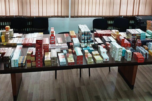 Nedozvoljena trgovina proizvodima bez oznake porekla i akciznih markica: Zaplenjeno 2.392 paklice cigareta! (FOTO)