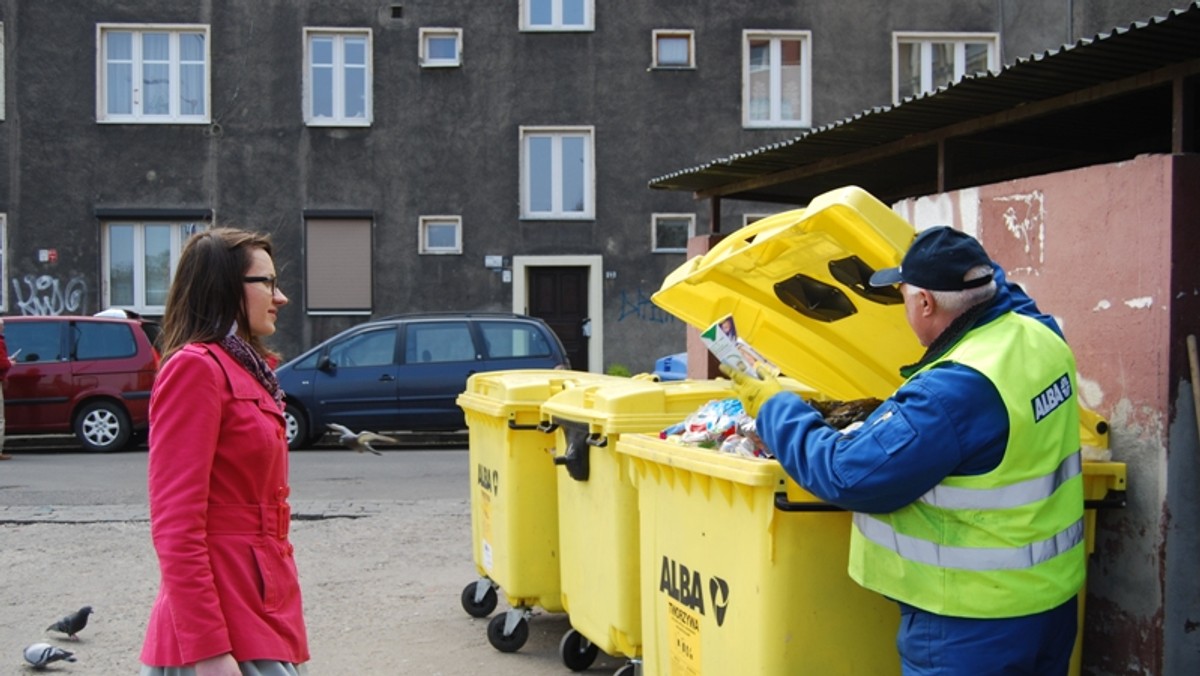 Wrocławski ekodozorca pilnuje, by plastik był wyrzucany do plastiku, a papier trafiał do pojemnika na papier. Dodatkowo dba o porządek w miejscu, gdzie codziennie lądują śmieci, a kiedy wie, że mieszkańcom potrzebny jest pojemnik na odpady wielkogabarytowe – interweniuje.