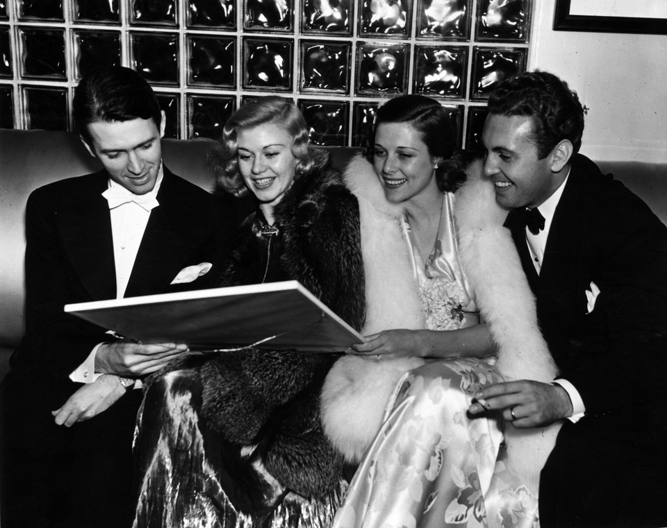 James Stewart z Ginger Rogers, Allanem Jonesem i jego żoną, ok. 1935 r.