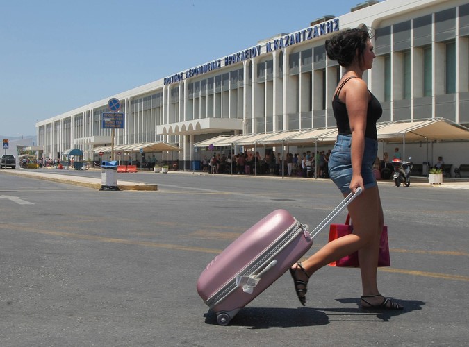 Turyści opuszczają lotnisko na Krecie zablokowane przez protestujących taksówkarzy