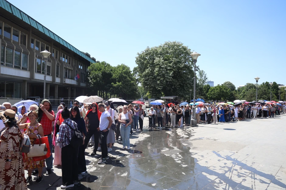 Veliki broj vernika danima i noćima je čekao u redu da vidi svetinju