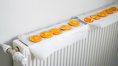 Jak suszyć pomarańcze na grzejniku? Przez ten błąd możesz narobić bałaganu