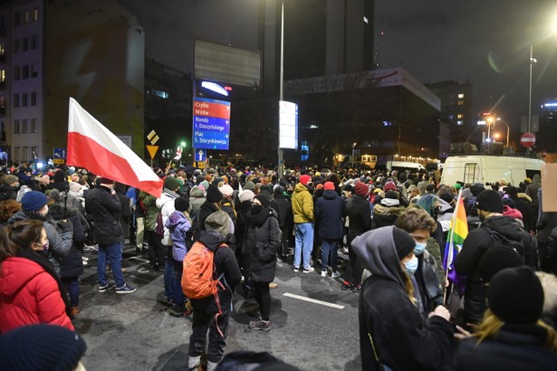 Protestujący na Nowogrodzkiej