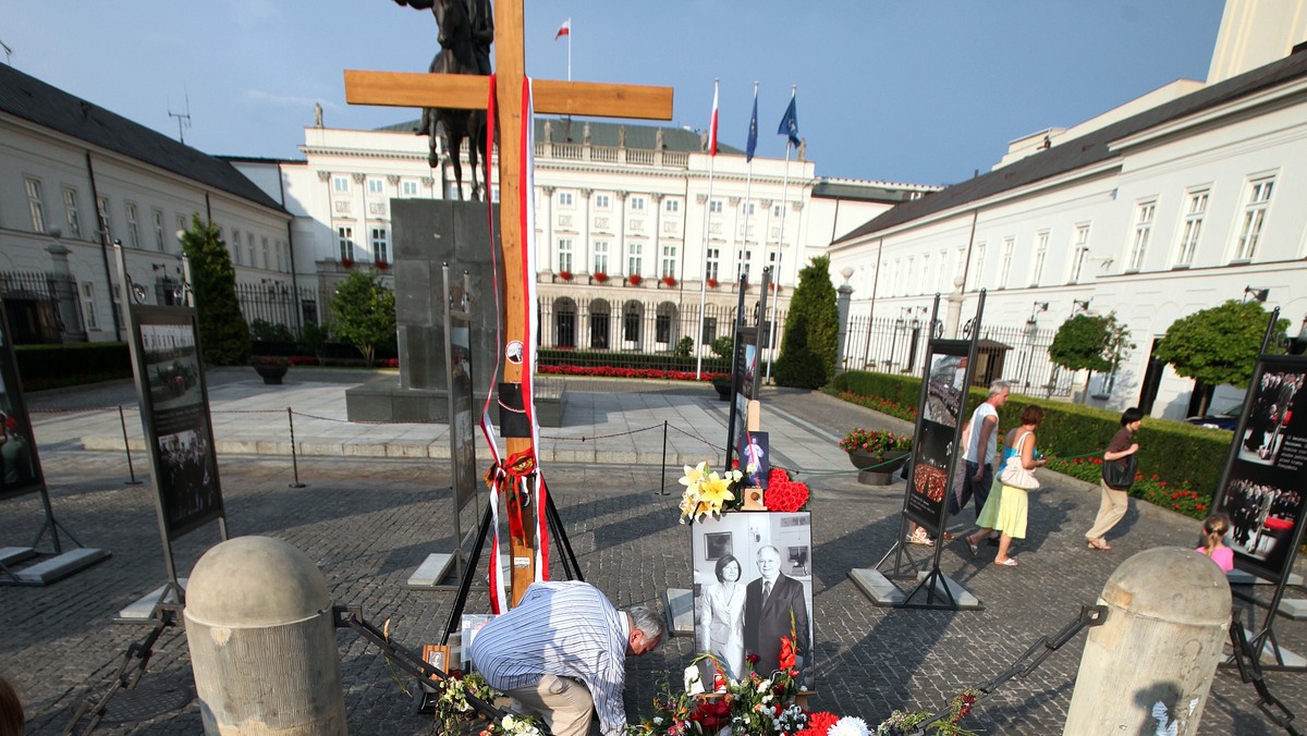 - Prawdopodobnie obejdzie się bez rozlewu krwi, ale protest w kategoriach prawa będzie. Przywiązania do krzyża nie można ludziom zabronić - mówił w "Faktach po faktach" w TVN24 Janusz Zieliński, szef Społecznego Komitetu Obrony Krzyża.