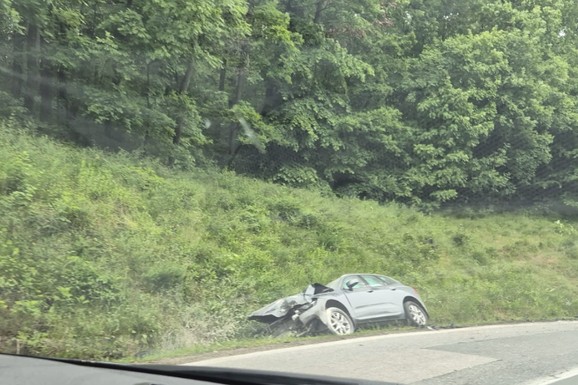 AUTOMOBIL SLETEO U KANAL Teška nesreća na Iriškom vencu: Prednji deo potpuno smrskan