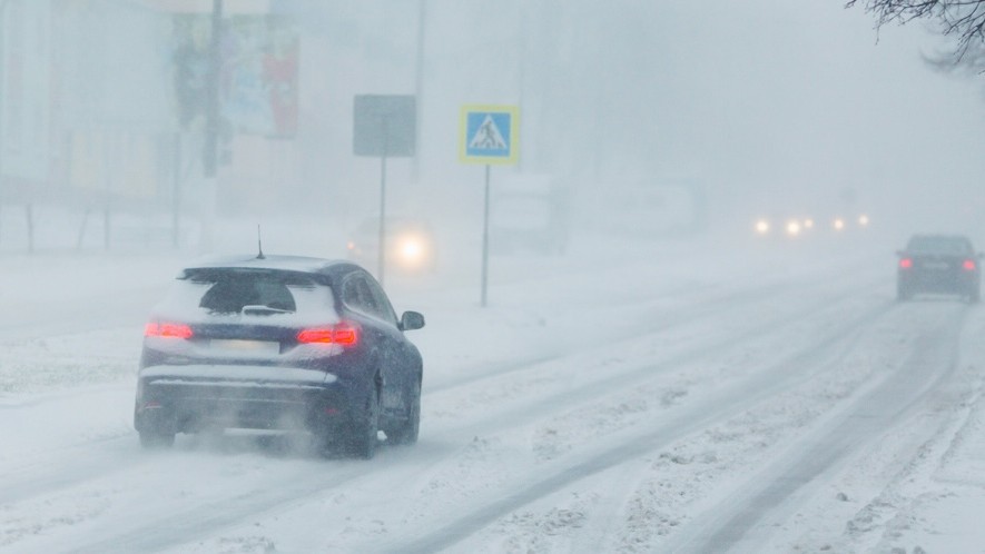 Husté sneženie môže komplikovať dopravu. (ilustračné foto)