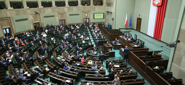 "Nie wykazali się dostateczną czujnością". PO zawiesza w prawach członków klubu dwóch posłów