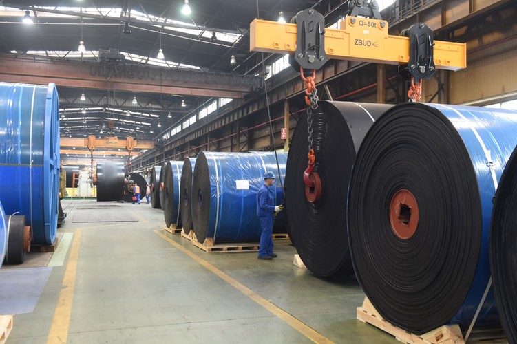 Nowy budynek ma powierzchnię 7,2 tys. m kw. Dzięki inwestycji  wartej ponad  40 mln euro austriacki właściciel liczy na podwojenie zdolności produkcyjnych zakładu. 
<br><br> 
(gm/zuz) PAP/Grzegorz Michałowski