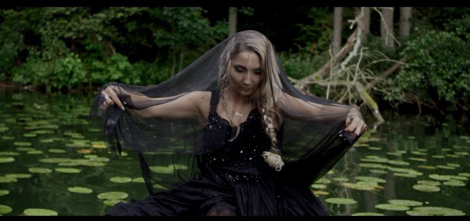 Cleo w nastrojowym klipie do piosenki 'Sztorm'