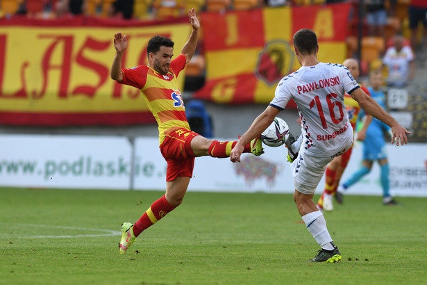 Piłkarz Jagielloni Białystok Dani Quintana (L) w starciu z zawodnikiem Górnika Zabrze Dariuszem Pawłowskim