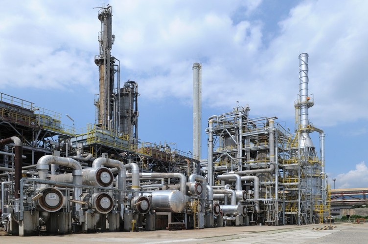 Przejmujący: PKN Orlen. Kraj: Czechy. Cel: Unipetrol. Rok: 2005. Kwota: 2 mld zł. Polski państwowy koncern naftowy odkupił czeską spółkę w ramach prywatyzacji. Zakup Unipetrolu był krokiem w realizacji strategii konsolidacji przetwórstwa paliw w Europie Środkowej.