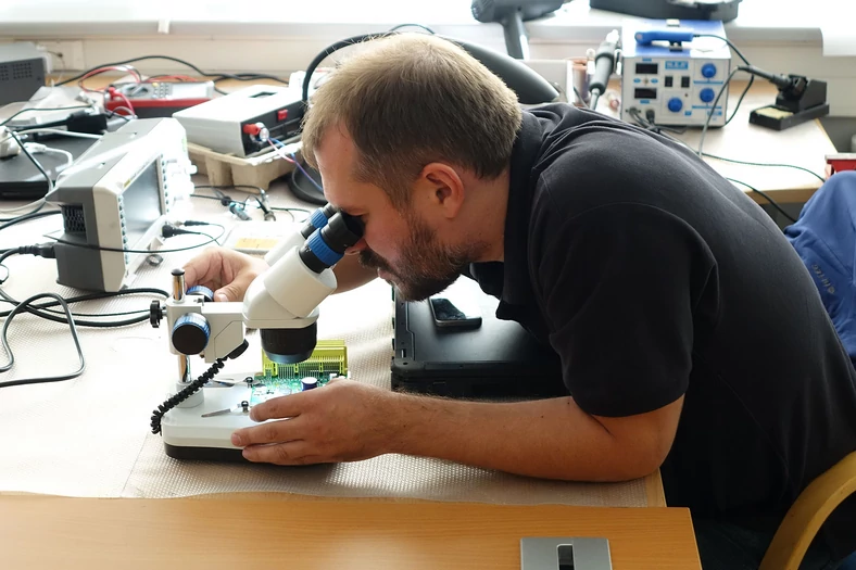 Niekiedy, żeby odczytać ukryte dane zapisane w sterowniku, trzeba wymontować moduł i zbadać go w warunkach laboratoryjnych. Przy okazji da się zwykle zweryfikować, czy ktoś wcześniej w sterowniku nie dłubał.