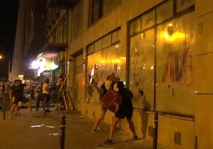 Napad na prostorije SNS u Novom Sadu