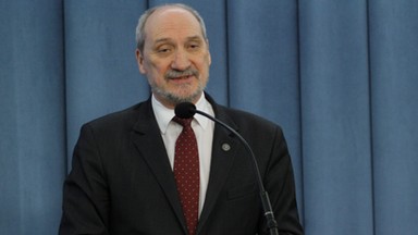 Antoni Macierewicz przyjmuje decyzję ambasadora USA