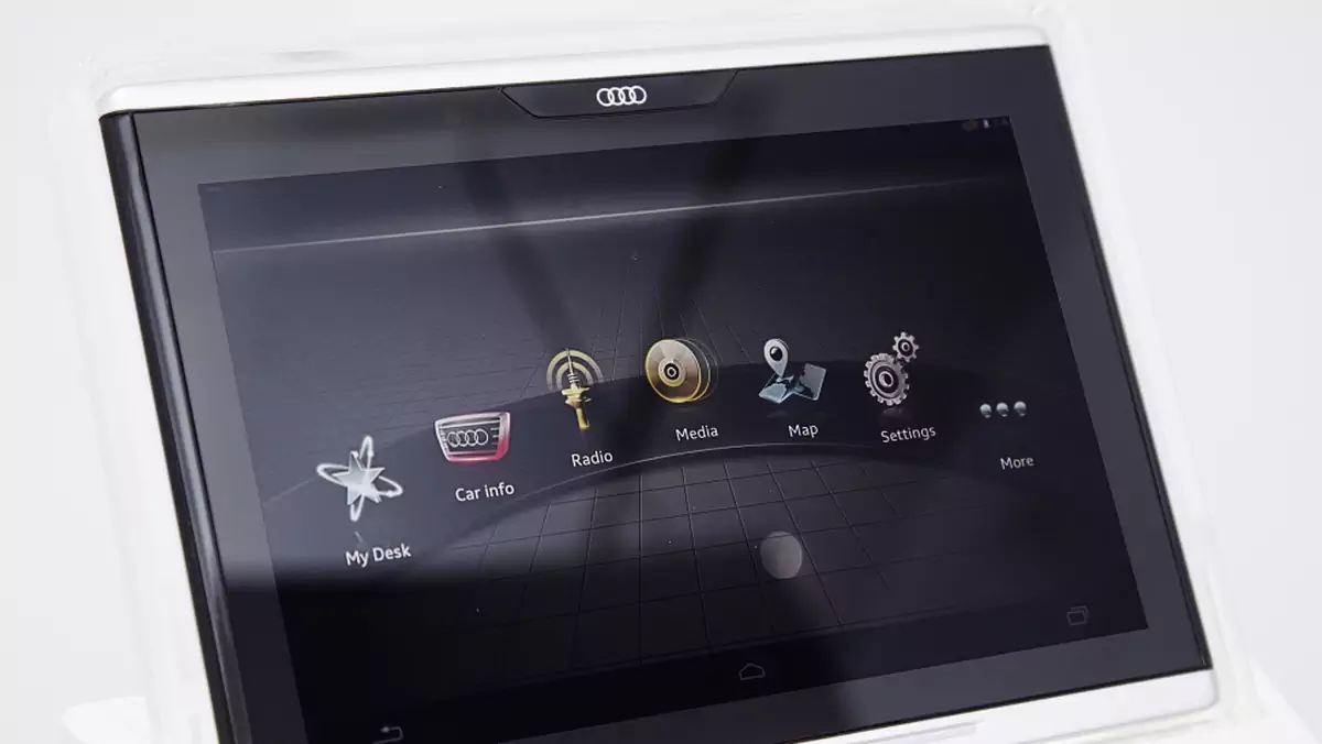 Tablet Audi SmartDisplay może służyć do sterowania nagłośnieniem w samochodzie. 