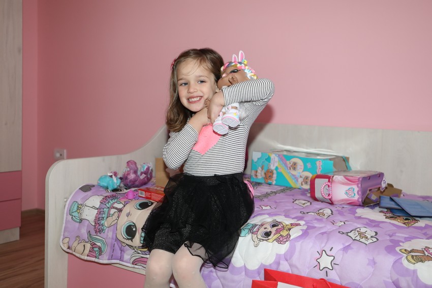 Presrećna Anđela u svojoj novoj, roze sobi