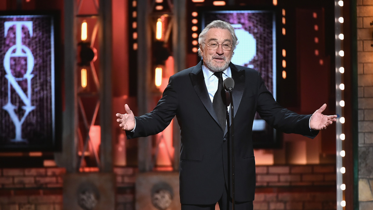 Robert De Niro dostał owację na stojąco po tym, jak na gali rozdania nagród Tony krzyknął ze sceny: "Piep***ć Trumpa!". Jednak amerykańskim widzom nie było dane usłyszeć tych słów, ponieważ stacja CBS je wyciszyła.