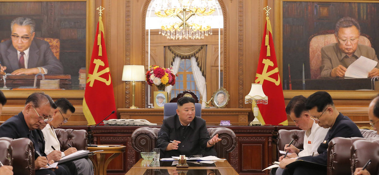 Kim  Dzong Un zrzucił kilkanaście kilogramów. Analitycy analizują zdjęcia przywódcy