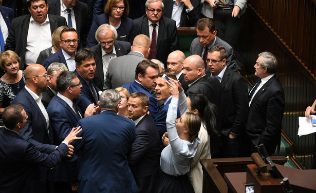 Cezary Tomczyk (PO) stwierdził, że doszło do "fizycznej napaści" posła PiS Dominika Tarczyńskiego na jedną z posłanek PO, Kingę Gajewską