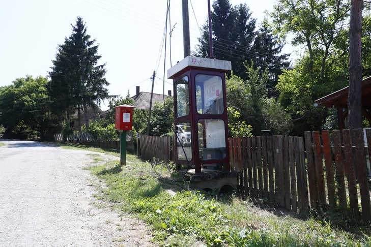 A "faluközpontban" álló nyilvános telefonofülkében lévő készülék ad vonalat, a postaládát is minden héten többször ürítik