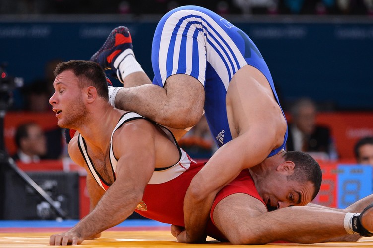 Pojedynek zapaśników Ozeinichenki (Białoruś) i Mohameda (Egipt)