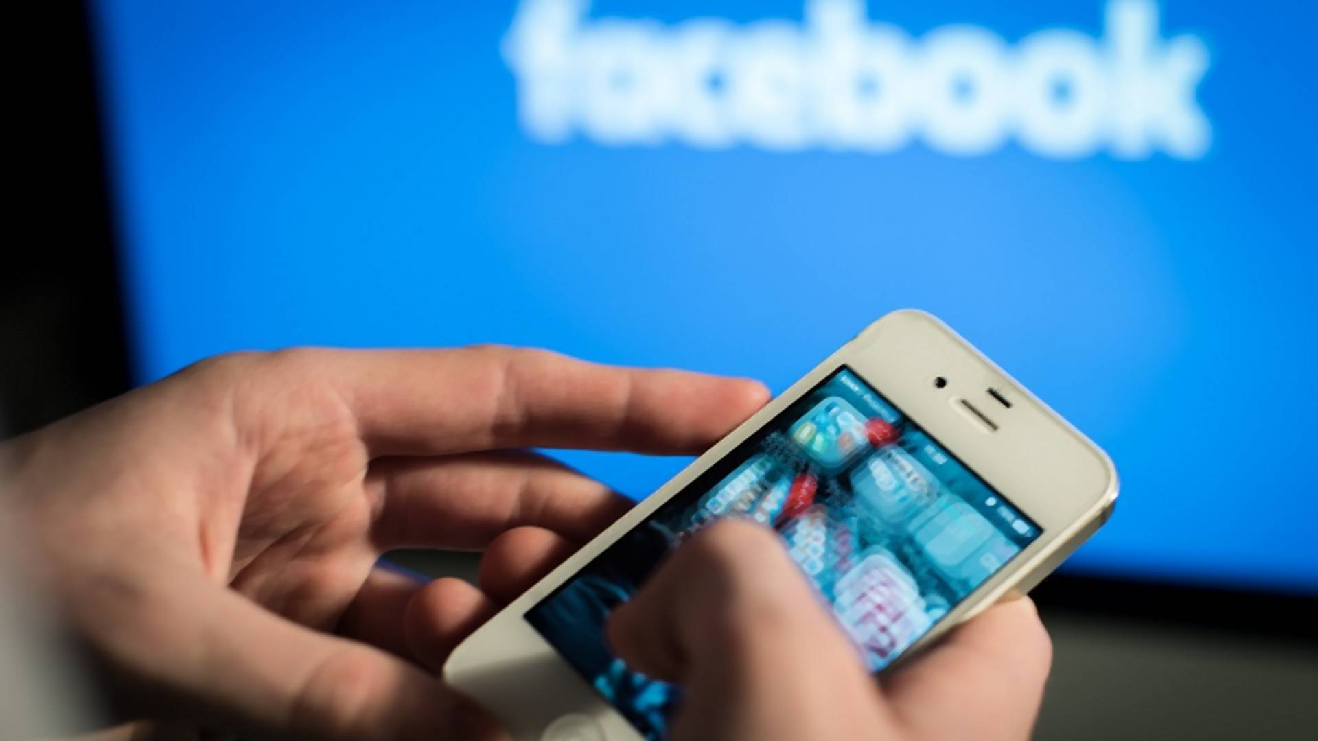 Nagy dobásra készül a Facebook, betörne a mobil piacra