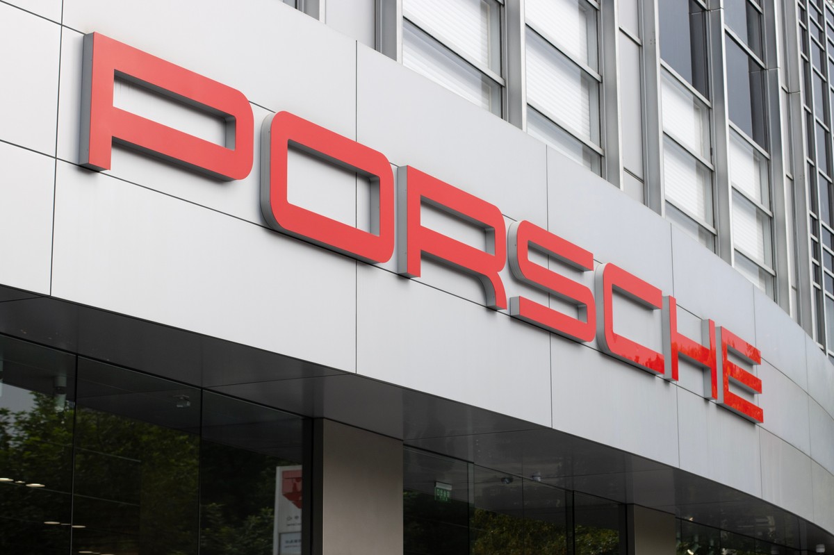 Salon samochodowy Porshe.