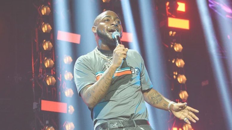 Davido performs to a large crowd in Ibadan amid Coronavirus threat.  (Premium Times)