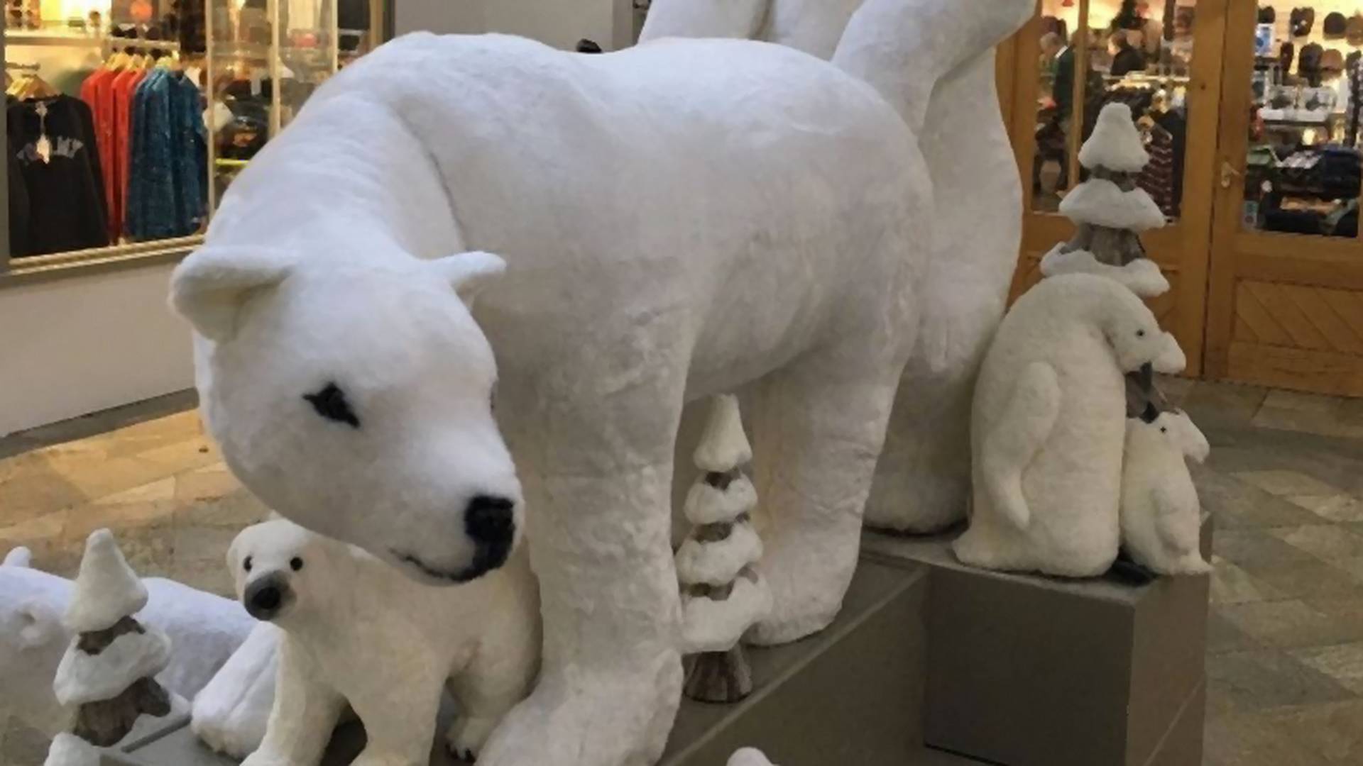 Jegesmedvék kutyapózban – Ilyen karácsonyi dekorácót még nem láttál!