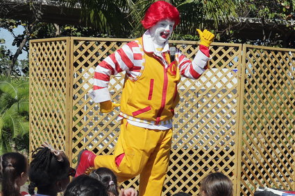 Tajemnicze klauny straszą Amerykanów, więc McDonald’s chowa kultową "maskotkę"