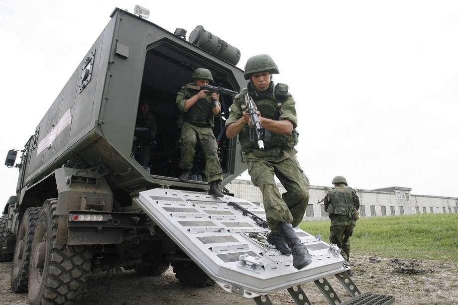 Rosyjscy żołnierze wychodzą z pojazdu opancerzonego podczas ćwiczeń w obwodzie krasnodarskim w lipcu 2015 r.