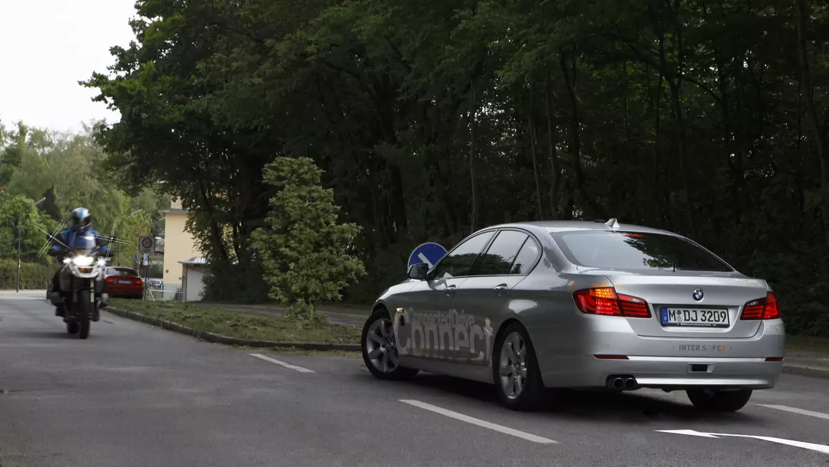 Bezpieczny skręt w lewo z BMW