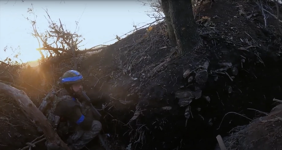 Żołnierz kryje się w okopie w rejonie Awdijiwki. Kadr nagrania z hełmu ukraińskiego żołnierza