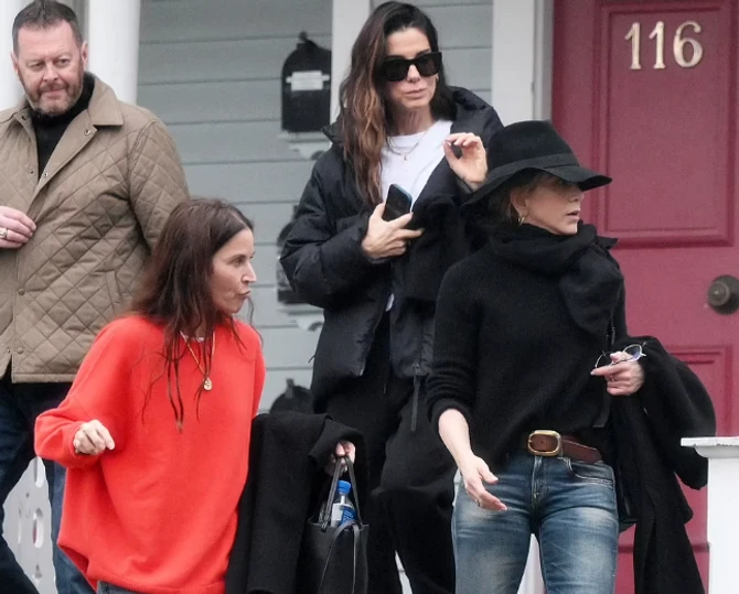 Dženifer Aniston, Sandra Bulok i Amanda Anka