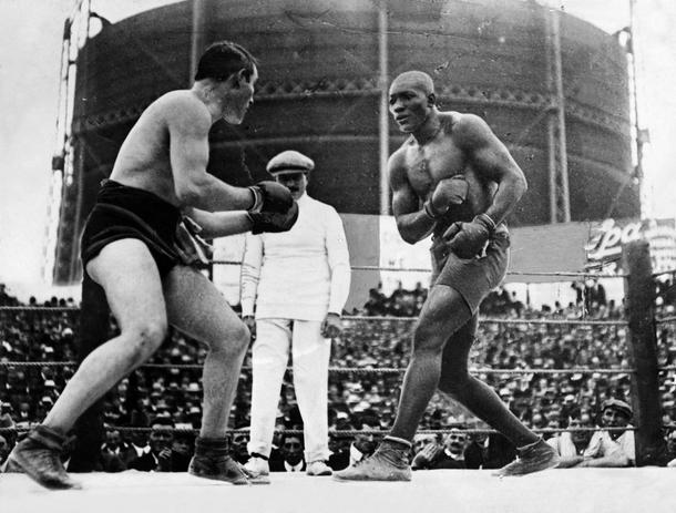 Walka o mistrzostwo świata wagi ciężkiej na świeżym powietrzu między mistrzem świata Tommym Burnsem (po lewej) i pretendentem Jackiem Johnsonem w Rushcutters Bay niedaleko Sydney, 1908 r.