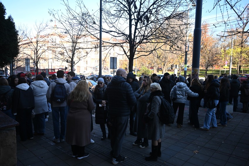 Protest đaka i roditelja Pete gimnazija ispred Ministarstva prosvete u Nemanjinoj ulici