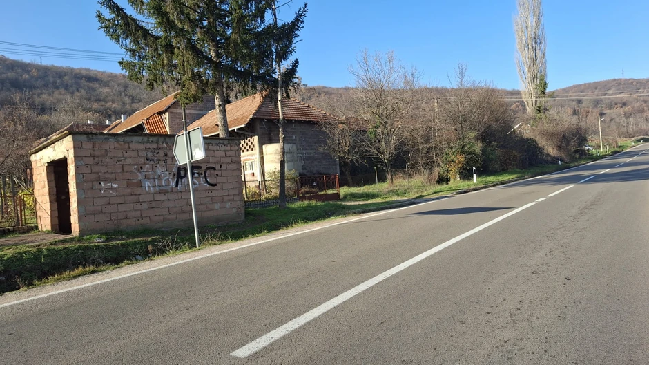 Autobusko stajalište na ulazu u selo Vrelo