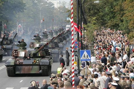 15 08 2007WARSZAWASWIETO WOJSKA POLSKIEGOWOJSKOPARADA W AL UJAZDOWSKICHFOT DAMIAN BURZYKOWSKI / FAKT