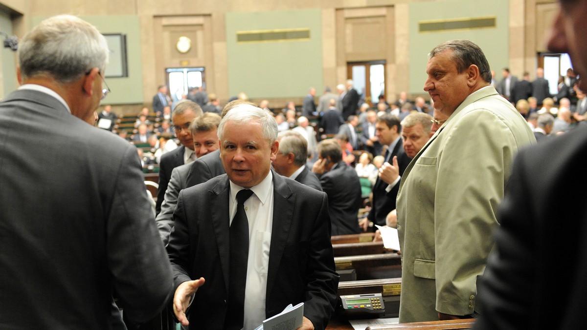 PiS jest przeciwne sprzedaży niskoprocentowego alkoholu na stadionach, co przewiduje rządowy projekt nowelizacji ustawy o bezpieczeństwie imprez masowych. Ugrupowanie zapowiada złożenie odpowiedniej poprawki i pyta premiera, jak poradzi sobie z pijanymi kibicami.