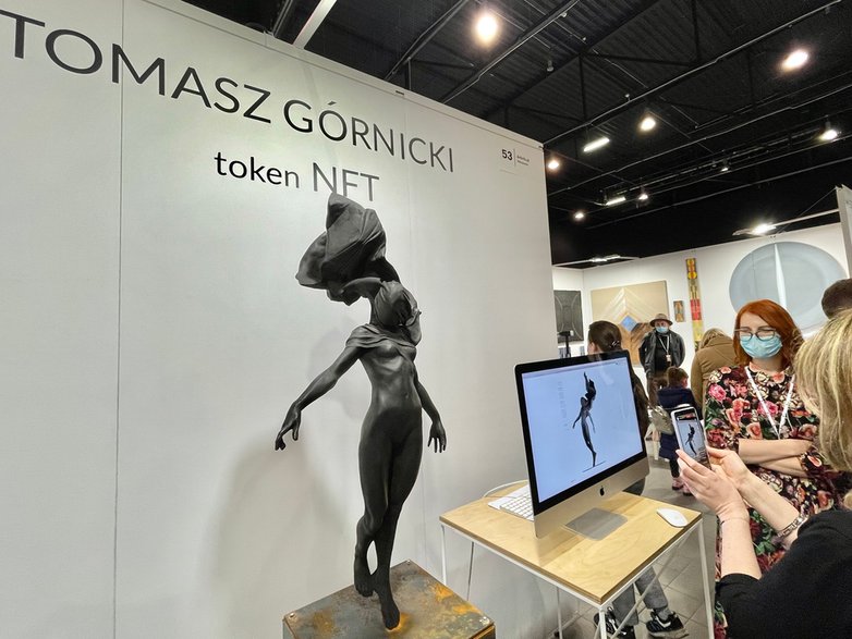 Warszawskie Targi Sztuki stoisko Artinfo.pl w trakcie aukcji cyfrowej wersji rzeźby „Fortune” Tomasza Górnickiego