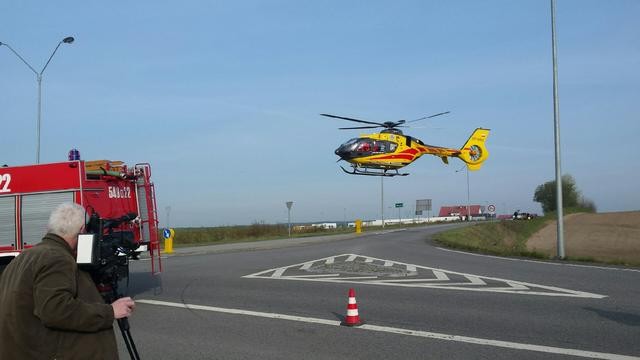 WYPADEK W PELPLINIE. OSOBOWY ZDERZYŁ SIĘ Z BUSEM