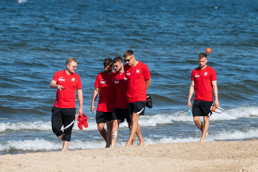 Boso na plaży. Tak "polska husaria" szykuje się do meczu z Hiszpanią