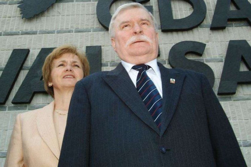 Wałęsa pokazał groby bliskich