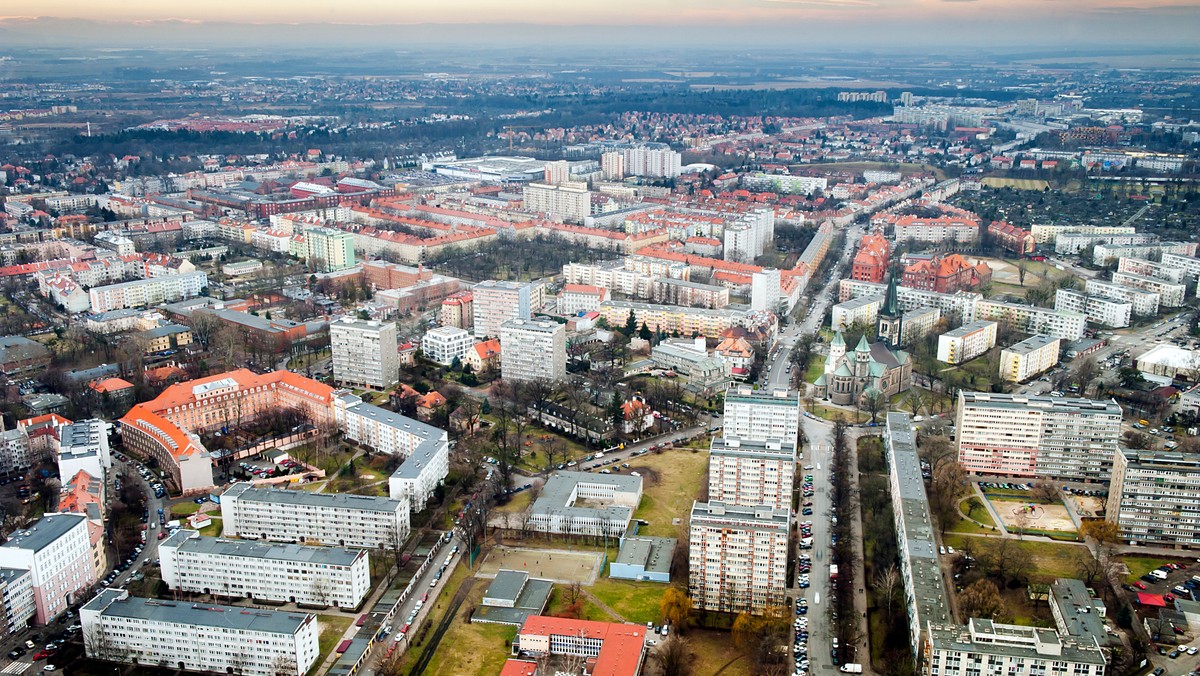 Ukrywanie rzeczywistego zadłużenia miasta, nietrafione inwestycje i nieracjonalne zarządzanie miejską zielenią - to główne zarzuty partii Zieloni kierowane pod adresem władz Wrocławia. Przedstawiciele ugrupowania złożyli do NIK wniosek o zbadanie finansów miasta.