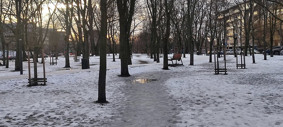 Po roztopach śniegu i większych opadach deszczu nie da się tędy chodzić. Źródło: bo.um.warszawa.pl
