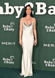 Hatalmas feltűnést keltett Katy Perry is: az énekesnő egy mélyen dekoltált selyem Versace ruhában jelent meg a gálán. Hosszú fekete haját lazán kiengedte. 