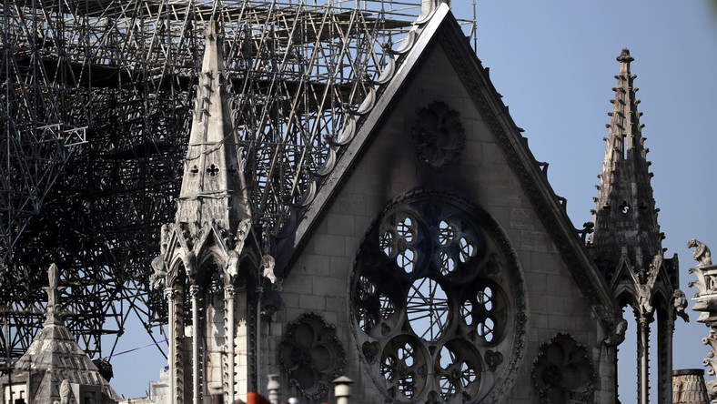 Pożar katedry Notre Dame, który wybuchł w poniedziałek, udało się ugasić dopiero nad ranem następnego dnia. Skalę zniszczeń katedry Notre Dame na razie trudno ocenić. Okazuje się, że jeśli renowacja Notre Dame nie była osobno ubezpieczona, to nie może być mowy o odszkodowaniu za zniszczenia - informuje "Polska The Times".