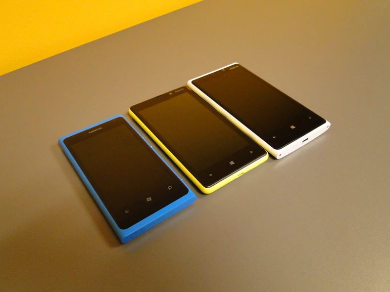 Od lewej: Nokia Lumia 800, Lumia 820 i Lumia 920