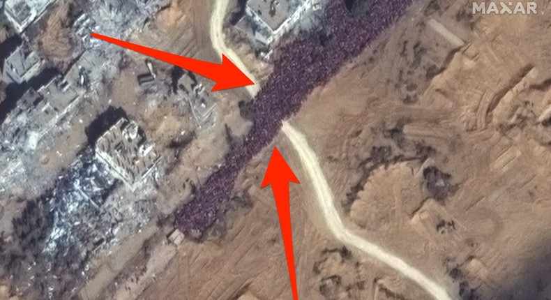 A view of part of the crowd of people trying to flee in southern Gaza.Satellite image 2023 Maxar Technologies